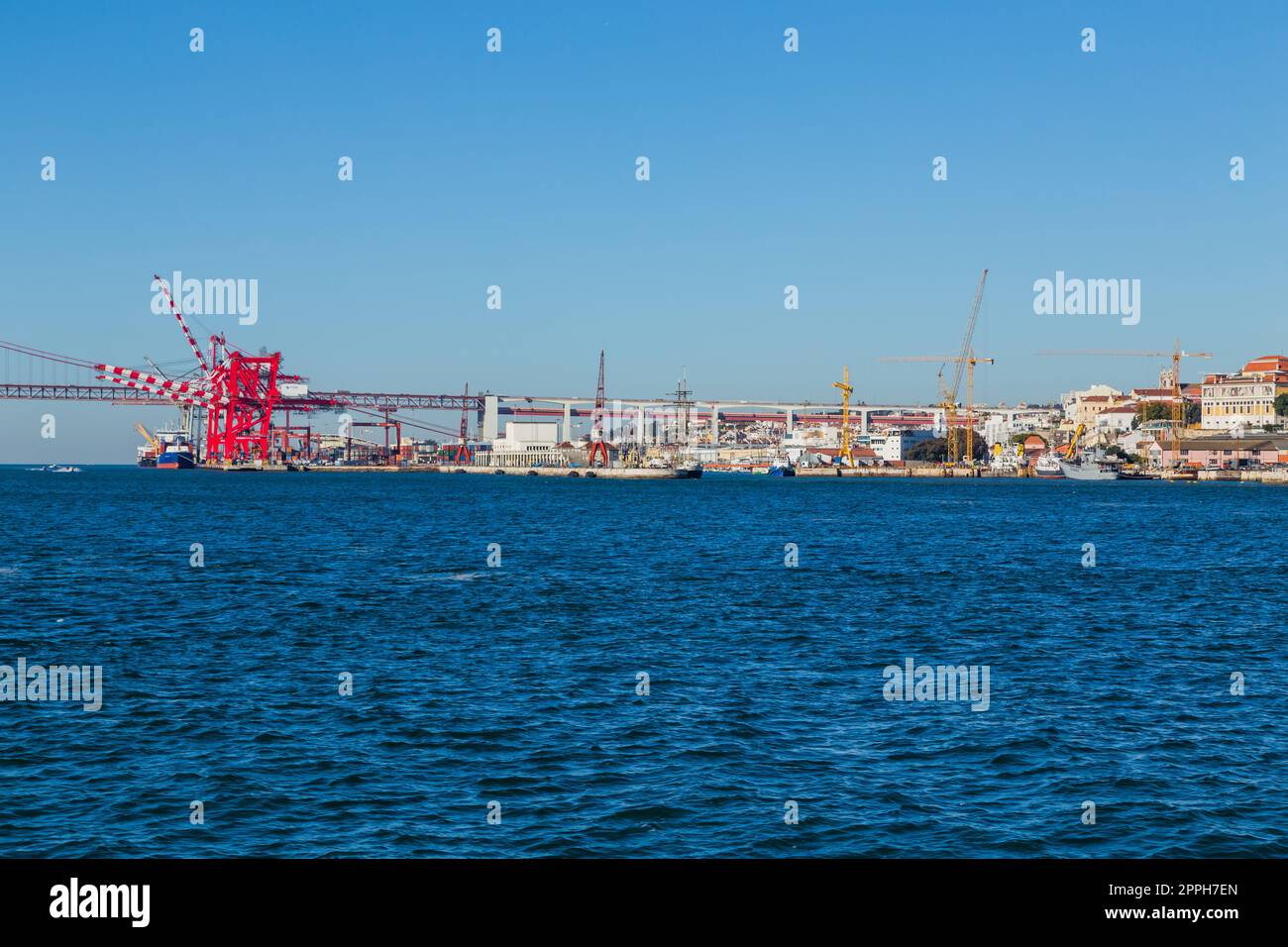 Trafaria, Portugal mit Fischerbooten Stockfoto