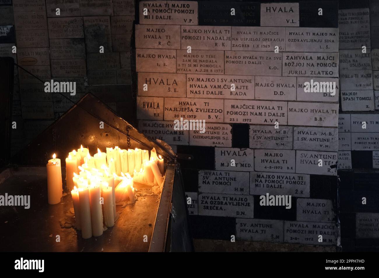Kerzen in der Kapelle unserer Lieben Frau vom Kamenita vrata (Steintor) in Zagreb anzünden, um an die verstorbenen Angehörigen zu erinnern und zu ehren Stockfoto