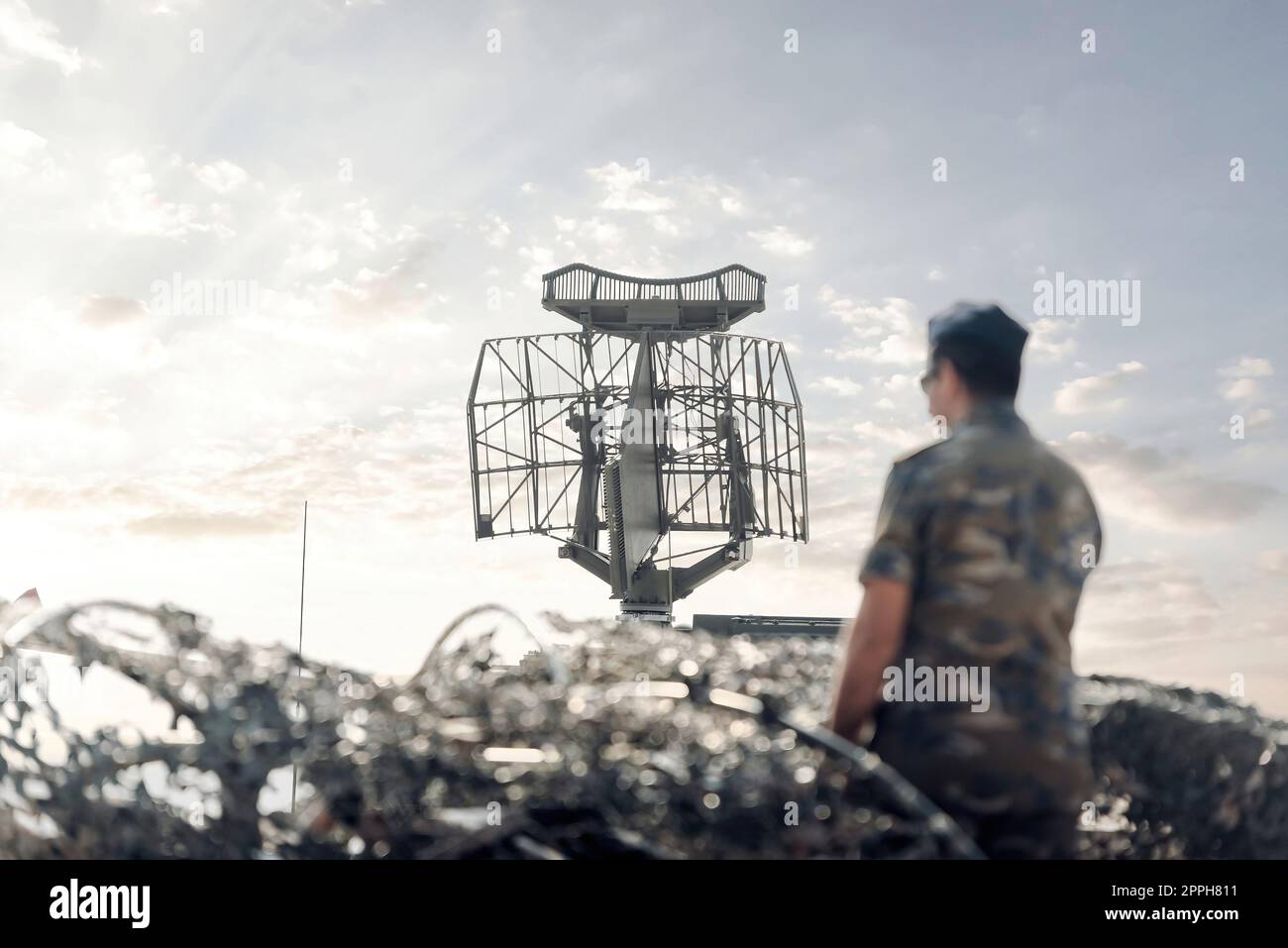 Offizier vor der Anti-Flugzeug-Kampffahrzeug-Raketensystem Stockfoto
