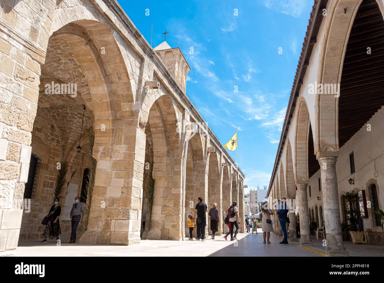 Larnaca, Zypern - 16. April 2022: Menschen besuchen die Lazarus Kirche Stockfoto