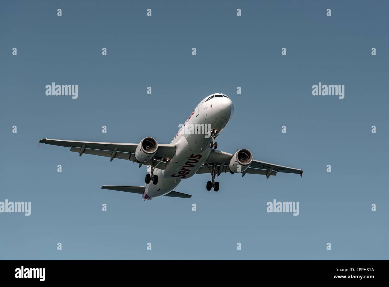 Larnaca, Zypern - 10. September 2022: Airbus A320-214 österreichischer Fluggesellschaften landet am Flughafen Glafcos Clerides Stockfoto