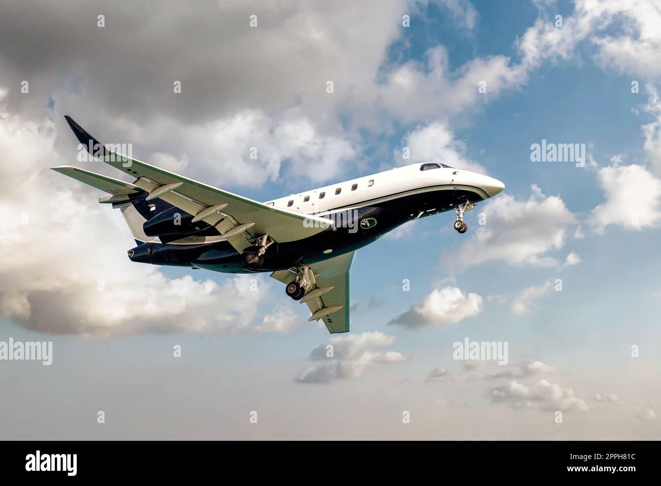 Luxuriöser, generischer Privatjet im Design, der in den bewölkten Himmel fliegt Stockfoto