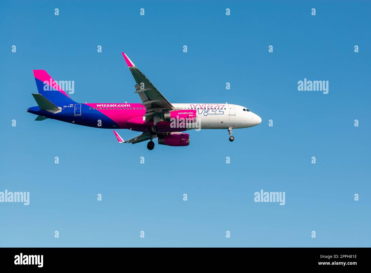 Larnaca, Zypern - 10. September 2022: Airbus A320-232 der Wizz Air Airlines landet am Flughafen Glafcos Clerides Stockfoto