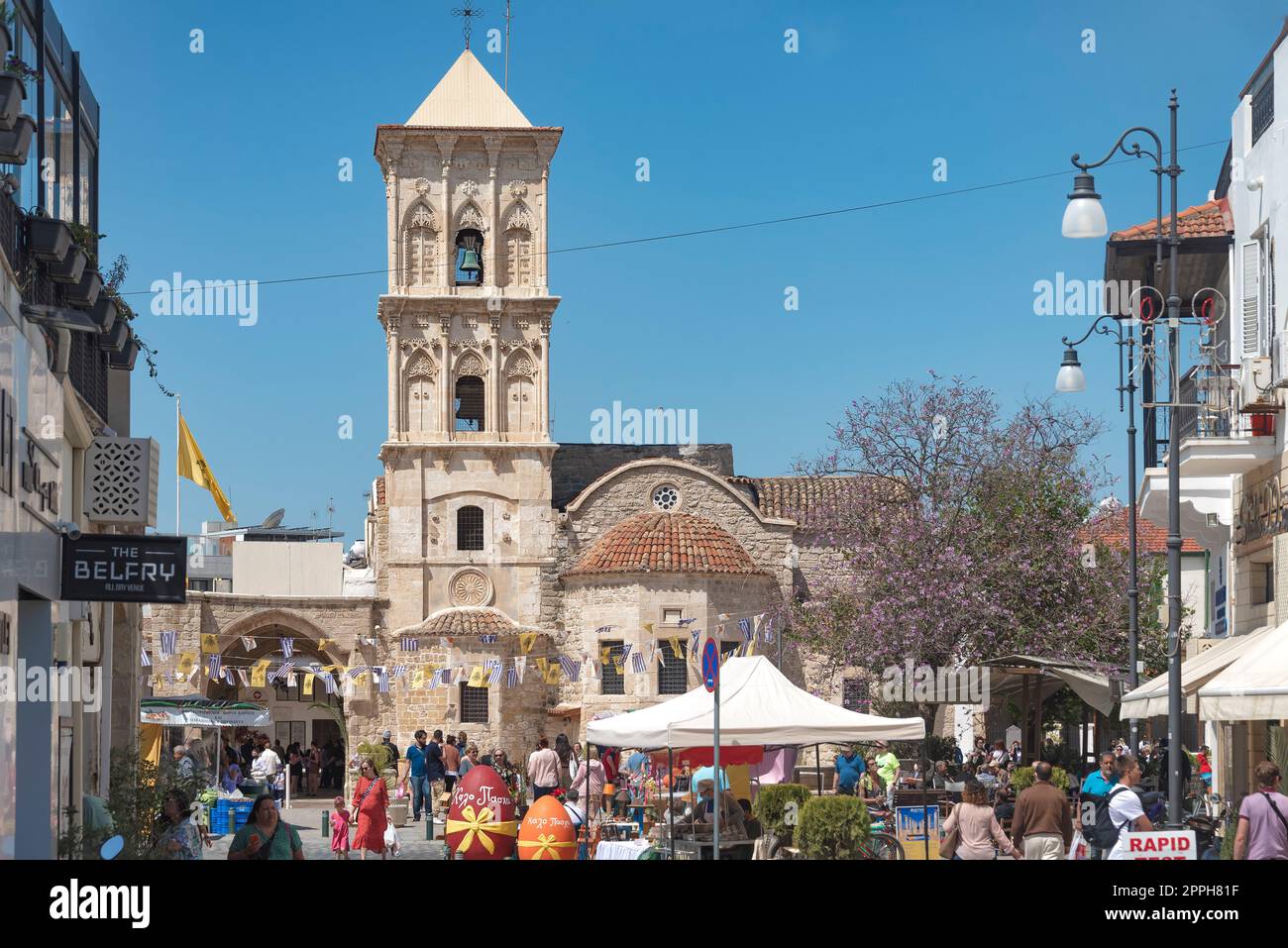 Larnaca, Zypern - 16. April 2022: Touristen vor der Lazarus Kirche während der Osterferien Stockfoto
