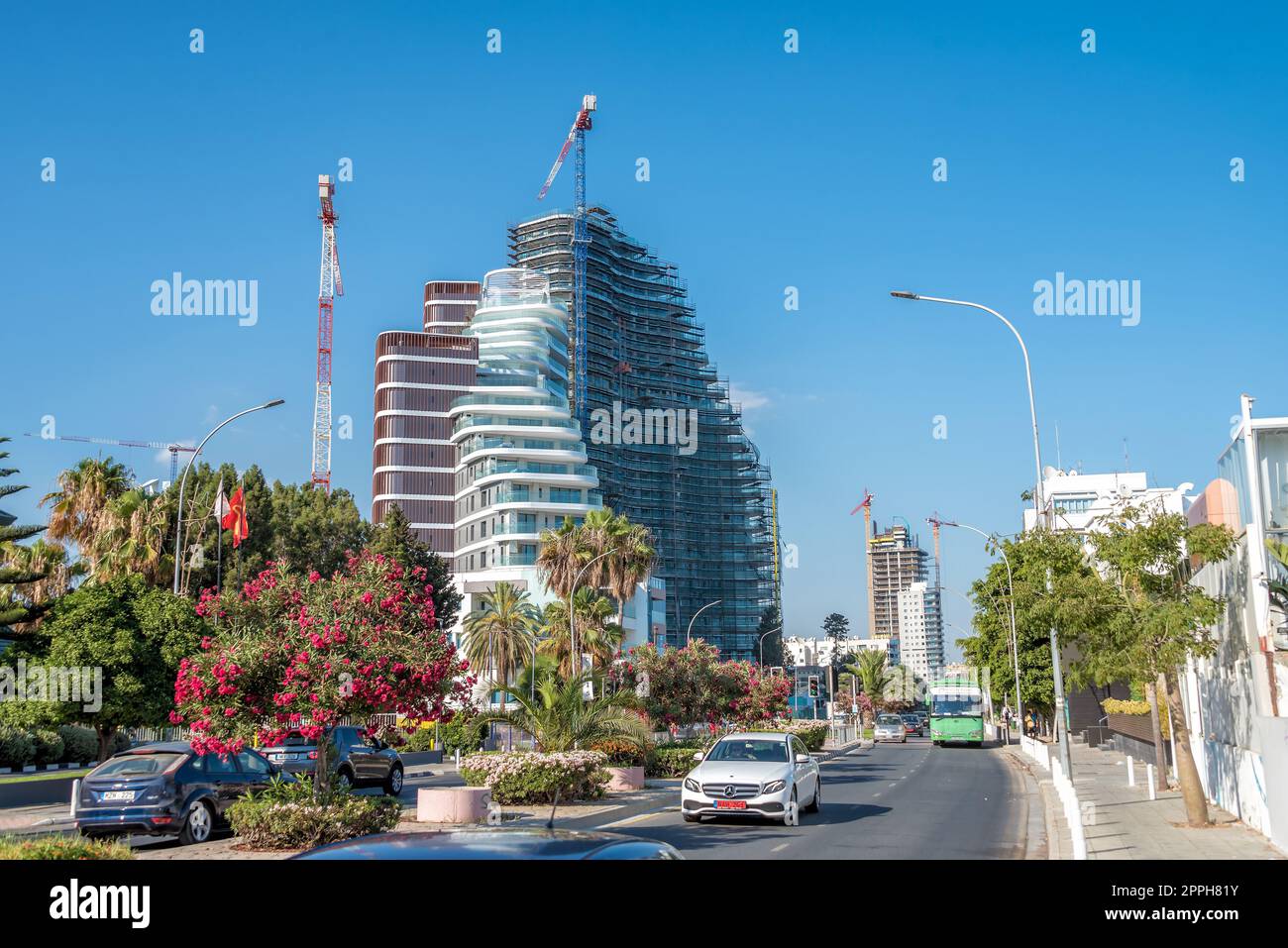 Limassol, Zypern - 06. Juli 2021: Baustelle des Wohnkomplexes Limassol Del Mar Stockfoto