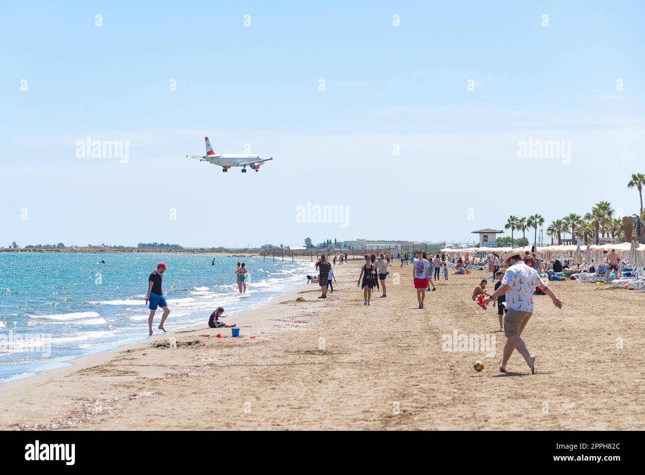Larnaca, Zypern - 16. April 2022: Blick auf den Mackenzie Beach Stockfoto
