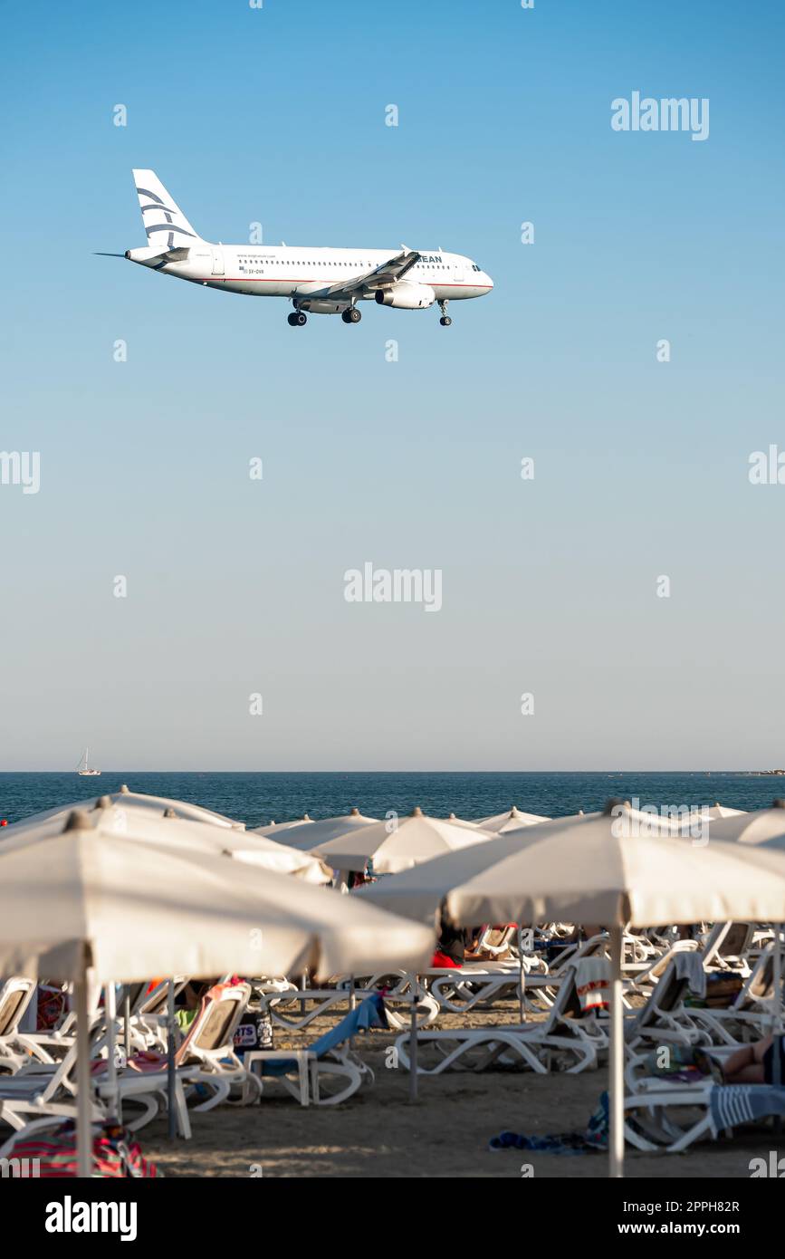 Larnaca, Zypern - 17. Juli 2022: Airbus A320-232 der Aegean Airlines landet über dem Strand von Mackenzie am Flughafen Glafcos Clerides Stockfoto