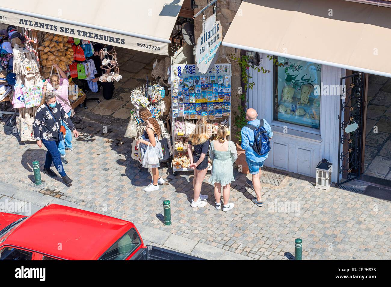 Larnaca, Zypern - 16. April 2022: Touristen im Souvenirladen Stockfoto