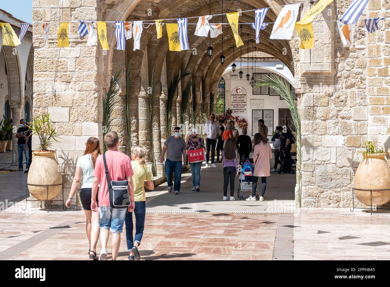 Larnaca, Zypern - 16. April 2022: Touristen besuchen die Lazaruskirche Stockfoto