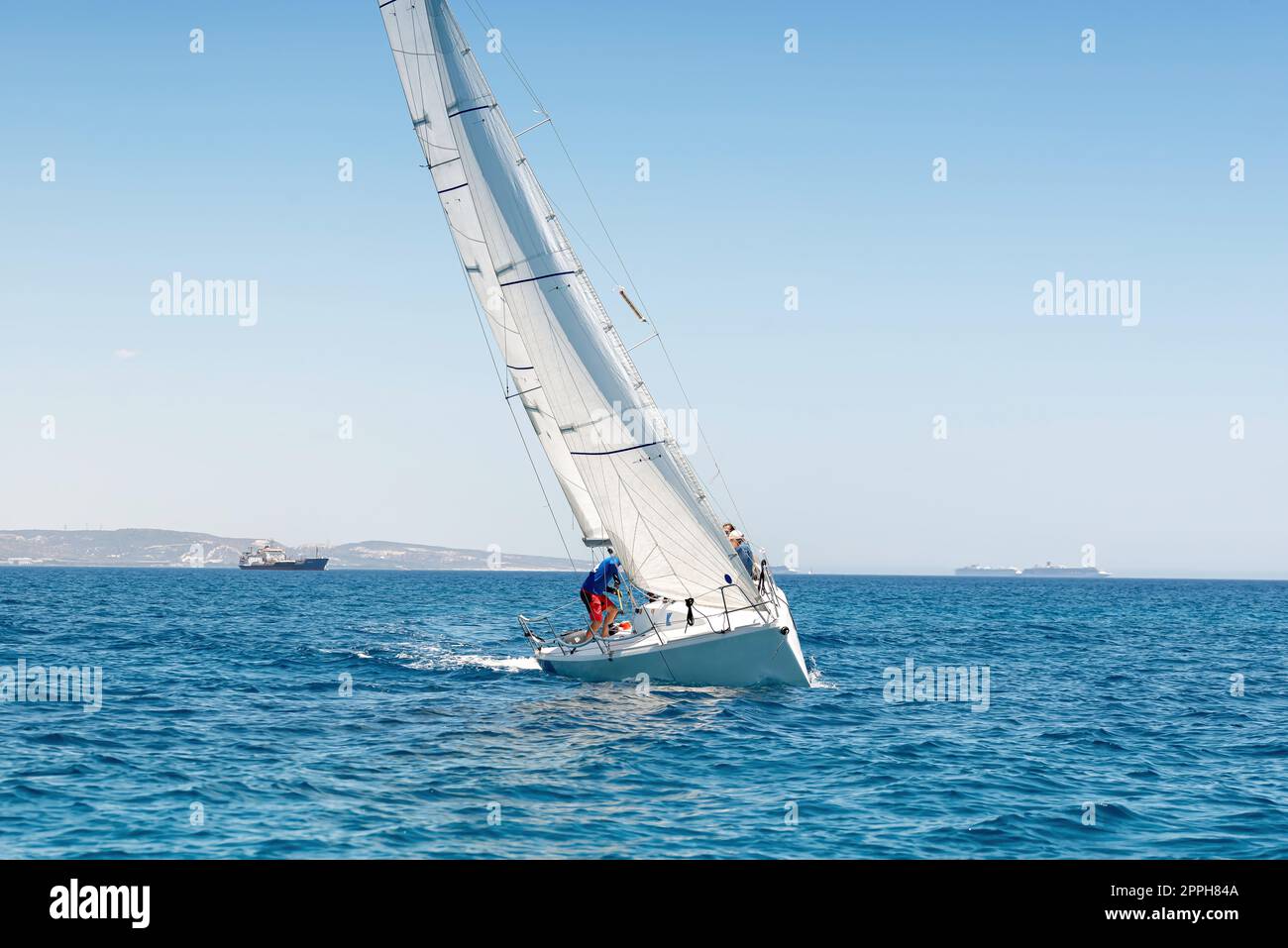 Yacht im offenen Meer während der Segelregatta Stockfoto