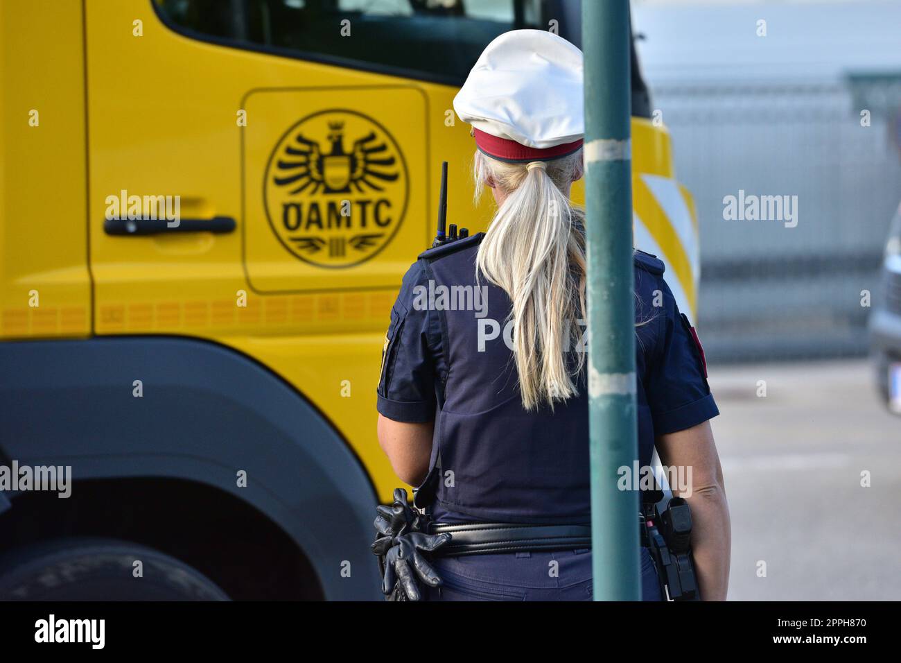 Polizistin von hinten Stockfoto