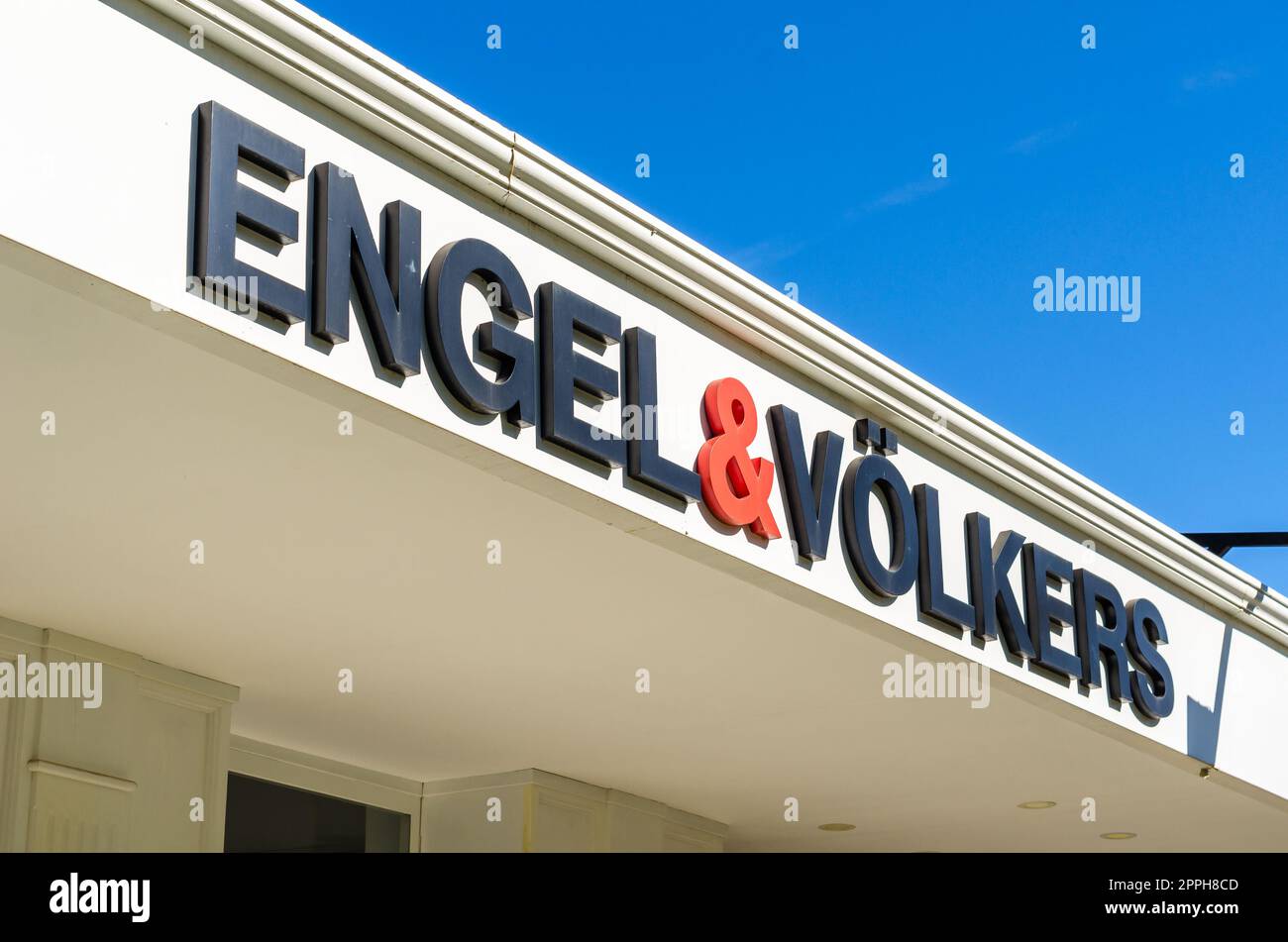 MADRID, SPANIEN - 26. SEPTEMBER 2021: Engel & Volkers-Immobilienlogo in einem Büro in Madrid, Spanien. Engel & Volkers ist ein deutsches Unternehmen, das über mehrere Franchise-Niederlassungen Dienstleistungen im Zusammenhang mit Immobilientransaktionen erbringt Stockfoto