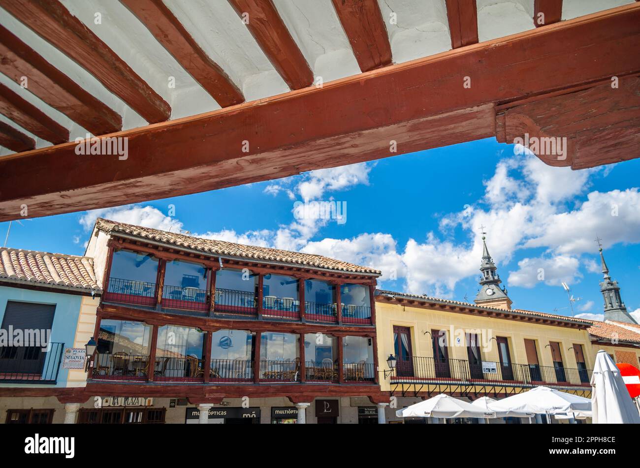 NAVALCARNERO, SPANIEN - 20. SEPTEMBER 2021: Hauptplatz (Plaza de Segovia genannt) in der Stadt Navalcarnero, Gemeinde Madrid, Spanien. Es ist ein wunderschöner mittelalterlicher kastilischer Arkadeplatz Stockfoto