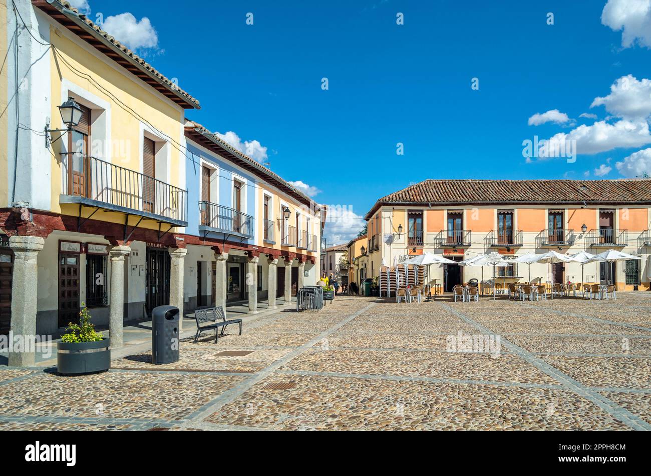 NAVALCARNERO, SPANIEN - 20. SEPTEMBER 2021: Hauptplatz (Plaza de Segovia genannt) in der Stadt Navalcarnero, Gemeinde Madrid, Spanien. Es ist ein wunderschöner mittelalterlicher kastilischer Arkadeplatz Stockfoto