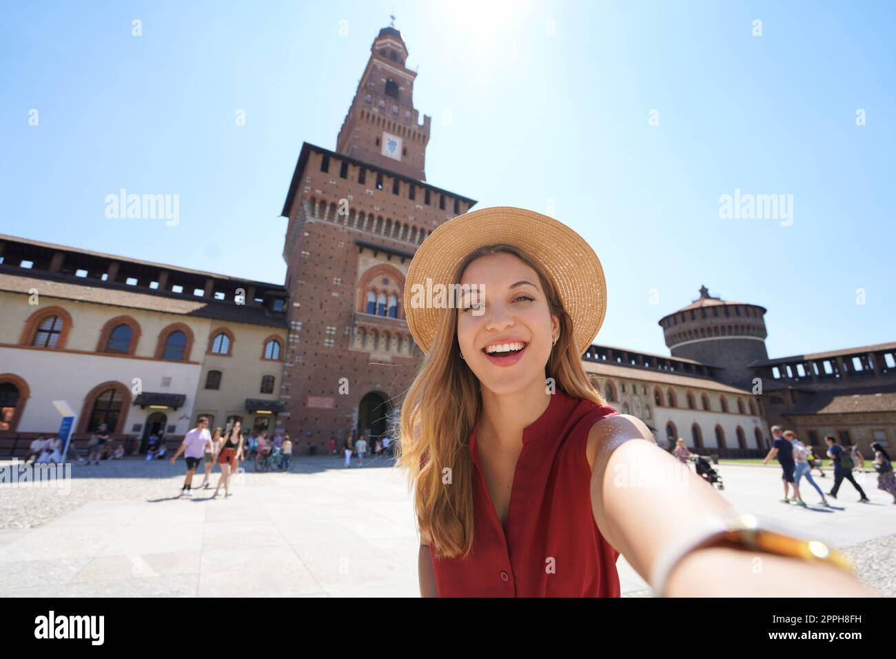 Attraktive Reisende Mädchen, das Selbstporträt von mit Sforza Schloss in Mailand, Italien Stockfoto