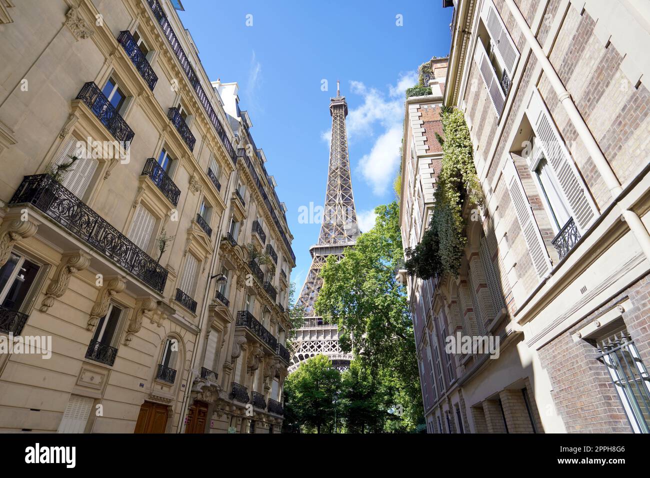 Blick auf den Eiffelturm zwischen Palästen in Rue de l'UniversitÃ, 7. Arrondissement, Paris, Frankreich Stockfoto