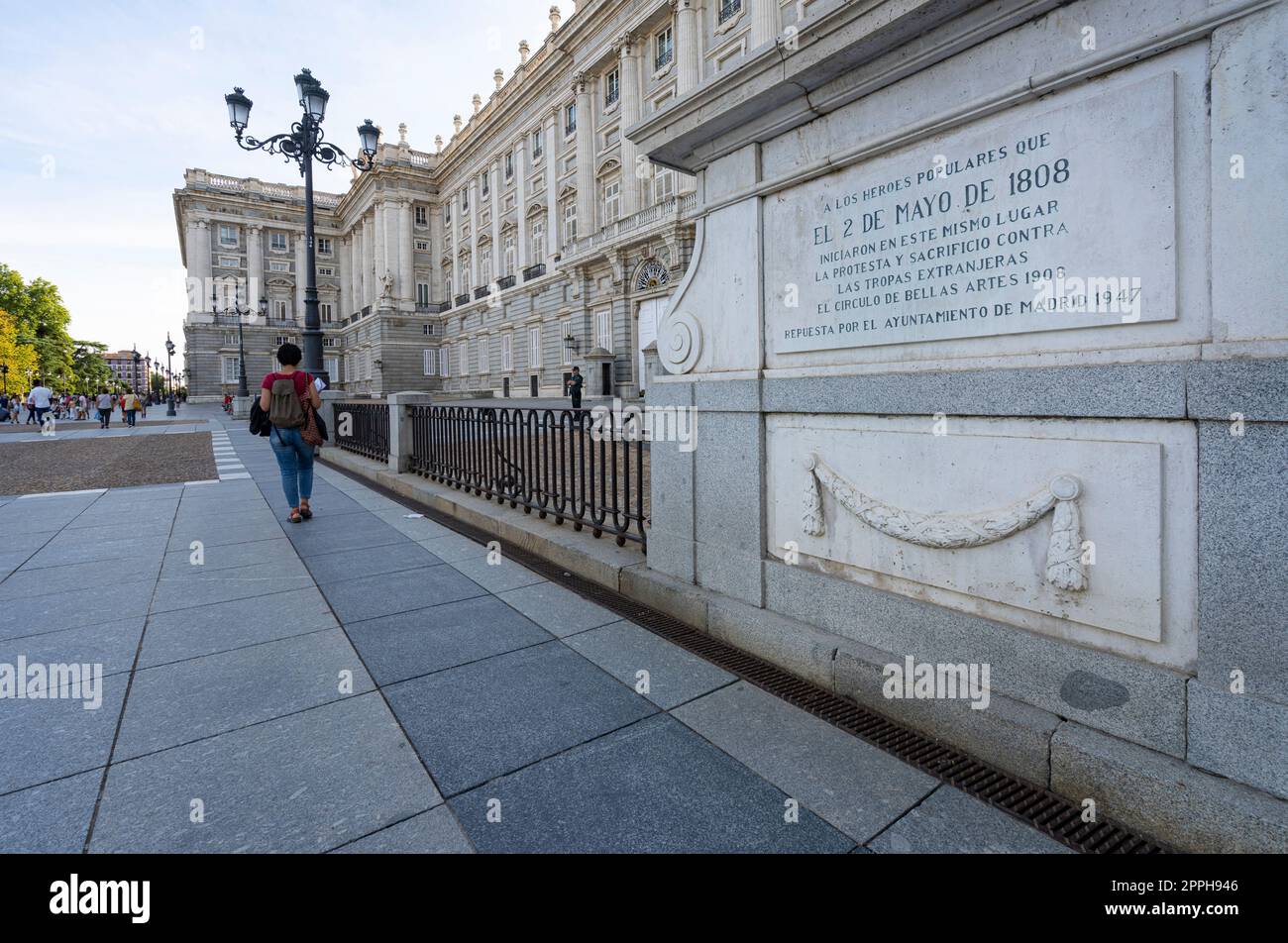 Gedenkplastik an der Wand des Königspalastes in Madrid, Spanien Stockfoto