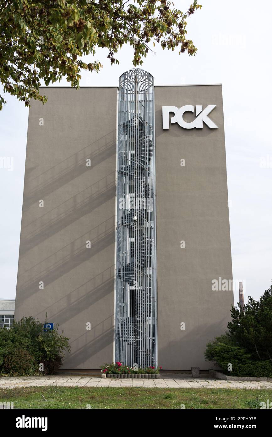 SCHWEDT, DEUTSCHLAND - 24. SEPTEMBER 2022: Das Logo der Ölverarbeitungsanlage PCK Raffinerie GmbH. Die PCK-Raffinerie beliefert 95 Prozent der Gebiete Berlin und Brandenburg mit Brennstoff. Stockfoto