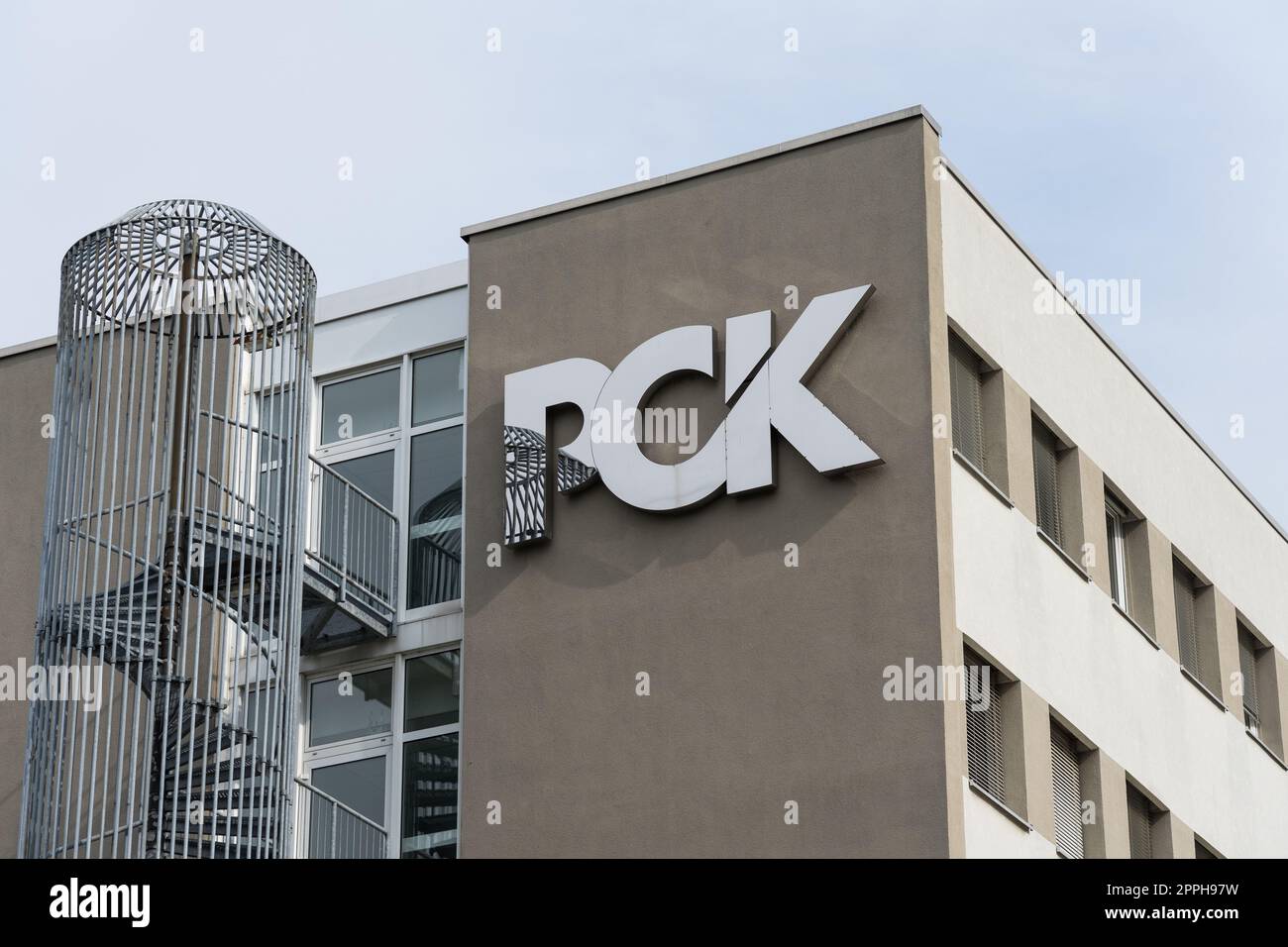 SCHWEDT, DEUTSCHLAND - 24. SEPTEMBER 2022: Das Logo der Ölverarbeitungsanlage PCK Raffinerie GmbH. Die PCK-Raffinerie beliefert 95 Prozent der Gebiete Berlin und Brandenburg mit Brennstoff. Stockfoto