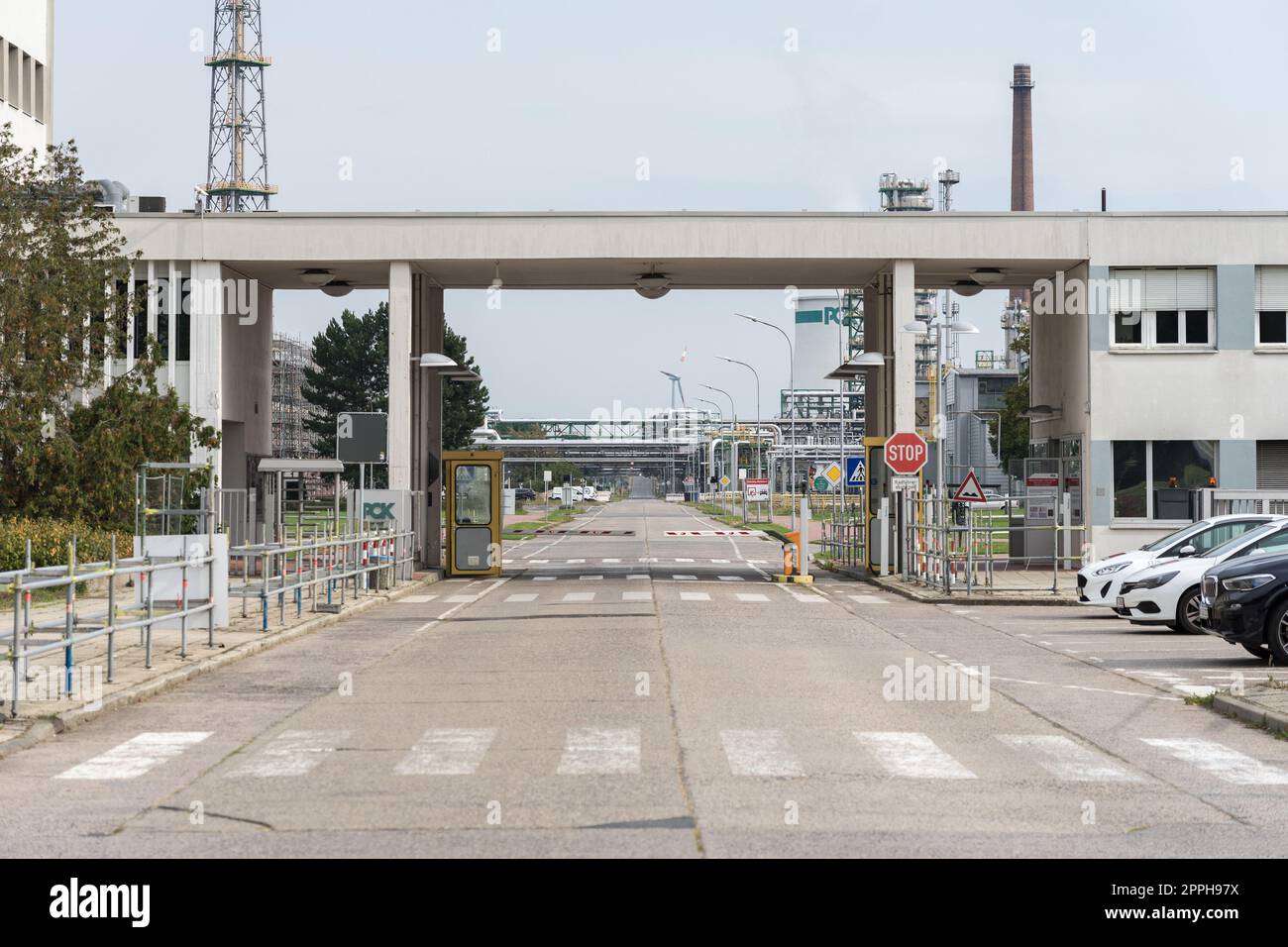 SCHWEDT, DEUTSCHLAND - 24. SEPTEMBER 2022: Haupteingang der Ölverarbeitungsanlage PCK Raffinerie GmbH. Die PCK-Raffinerie beliefert 95 Prozent der Gebiete Berlin und Brandenburg mit Brennstoff. Stockfoto