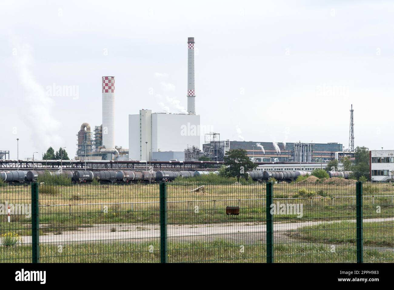 SCHWEDT, DEUTSCHLAND - 24. SEPTEMBER 2022: Die Ölverarbeitungsanlage der PCK Raffinerie GmbH. Die PCK-Raffinerie beliefert 95 Prozent der Gebiete Berlin und Brandenburg mit Brennstoff. Stockfoto