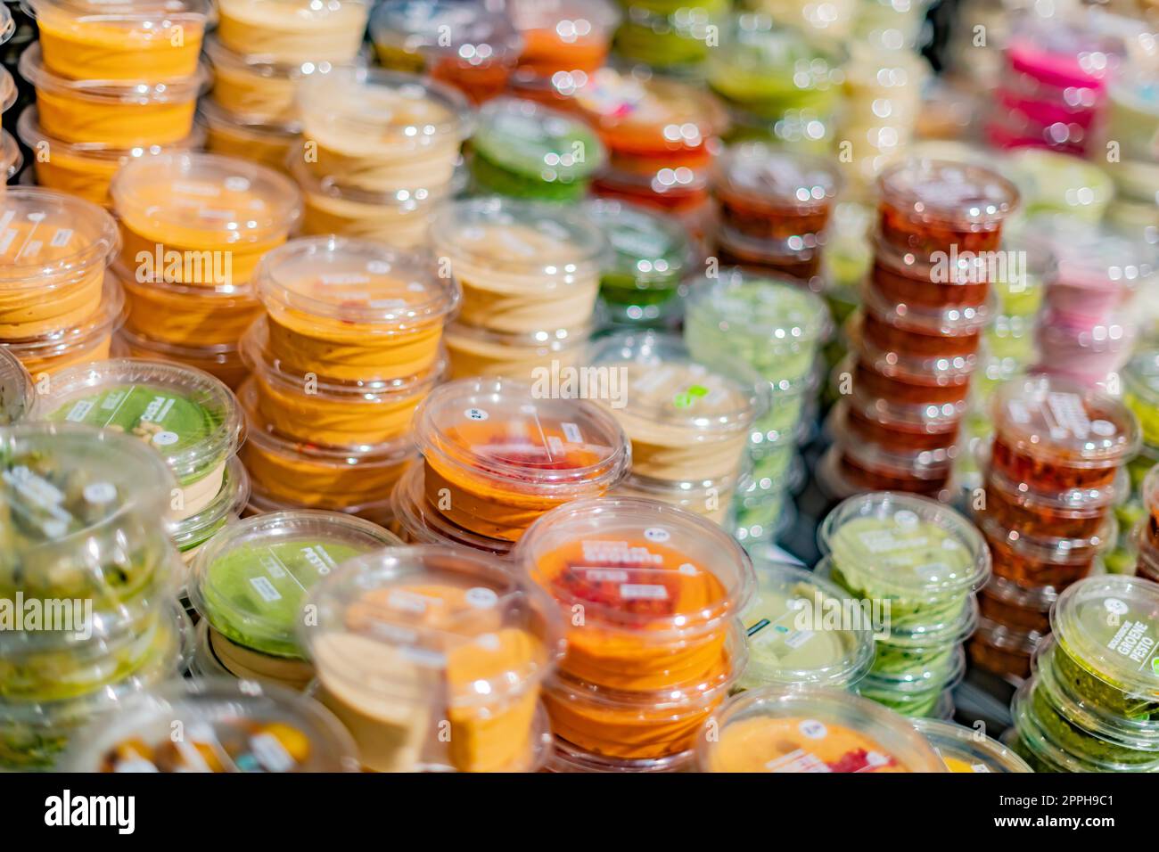 Vorverpackte Lebensmittel, die in einem Supermarkt zum Verkauf angeboten werden Stockfoto
