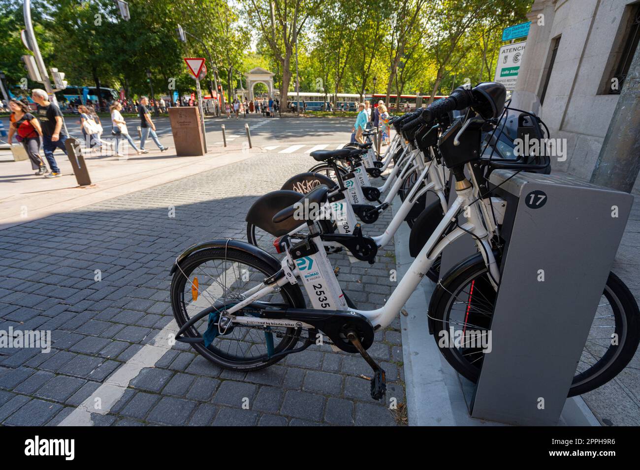 Leihfahrräder für Elektrofahrräder in Madrid, Spanien Stockfoto