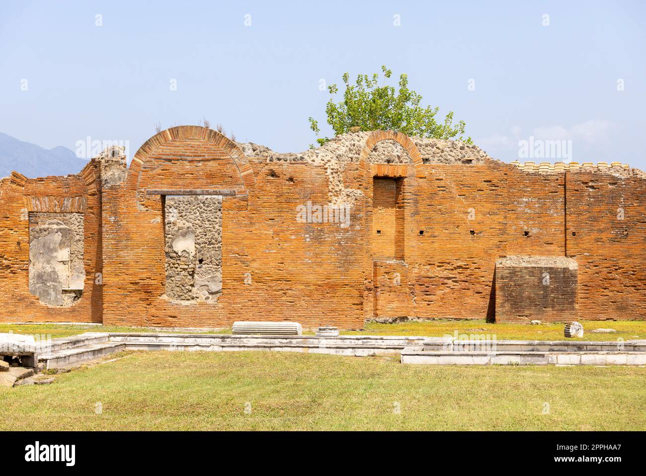 Ruinen einer antiken Stadt, die durch den Ausbruch des Vulkans Vesuv im Jahr 79 n. Chr. in der Nähe von Neapel, Pompeji, Italien zerstört wurde. Stockfoto