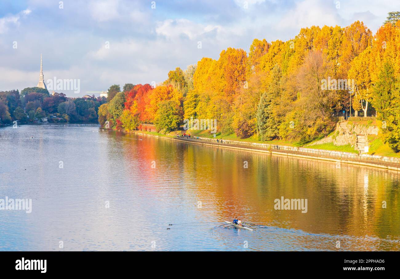 Herbst in Turin mit Po' Fluss, Region Piemont, Italien. Landschaft mit blauem Himmel. Stockfoto