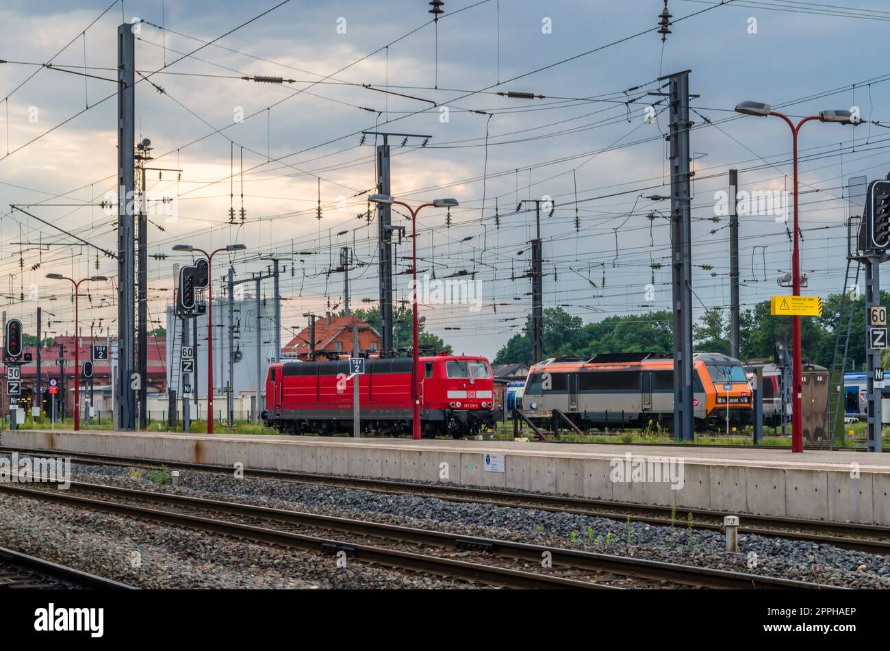 STRASSBURG, FRANKREICH - 29. AUGUST 2013: Blick auf die Bahnsteige am Bahnhof Straßburg, Elsass, Frankreich Stockfoto