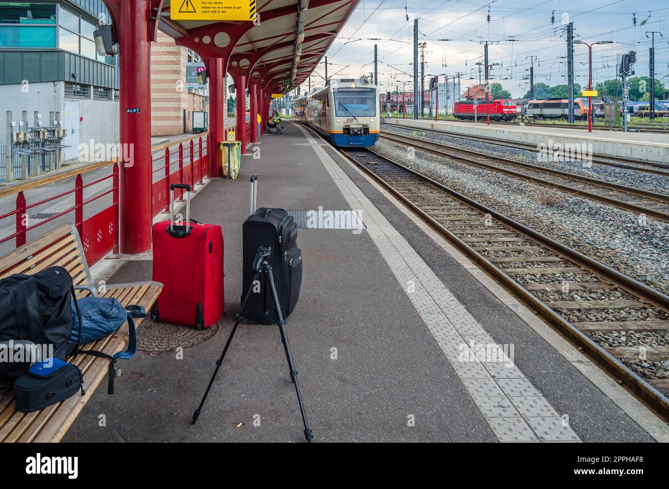 STRASSBURG, FRANKREICH - 29. AUGUST 2013: Bahnsteig mit Reisegepäck am Bahnhof Straßburg, Elsass, Frankreich Stockfoto