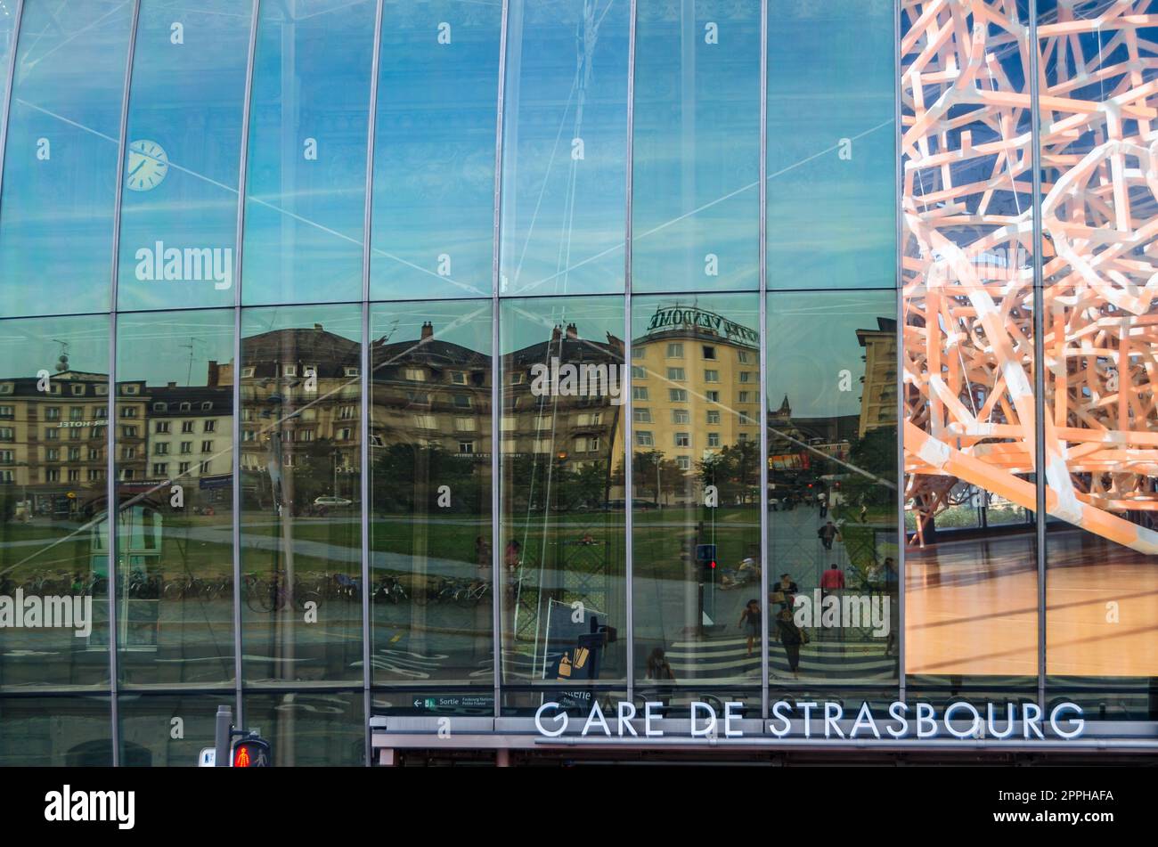 STRASSBURG, FRANKREICH - 29. AUGUST 2013: Fassadendetail des modernen Straßburger Bahnhofs, Elsass, Frankreich Stockfoto