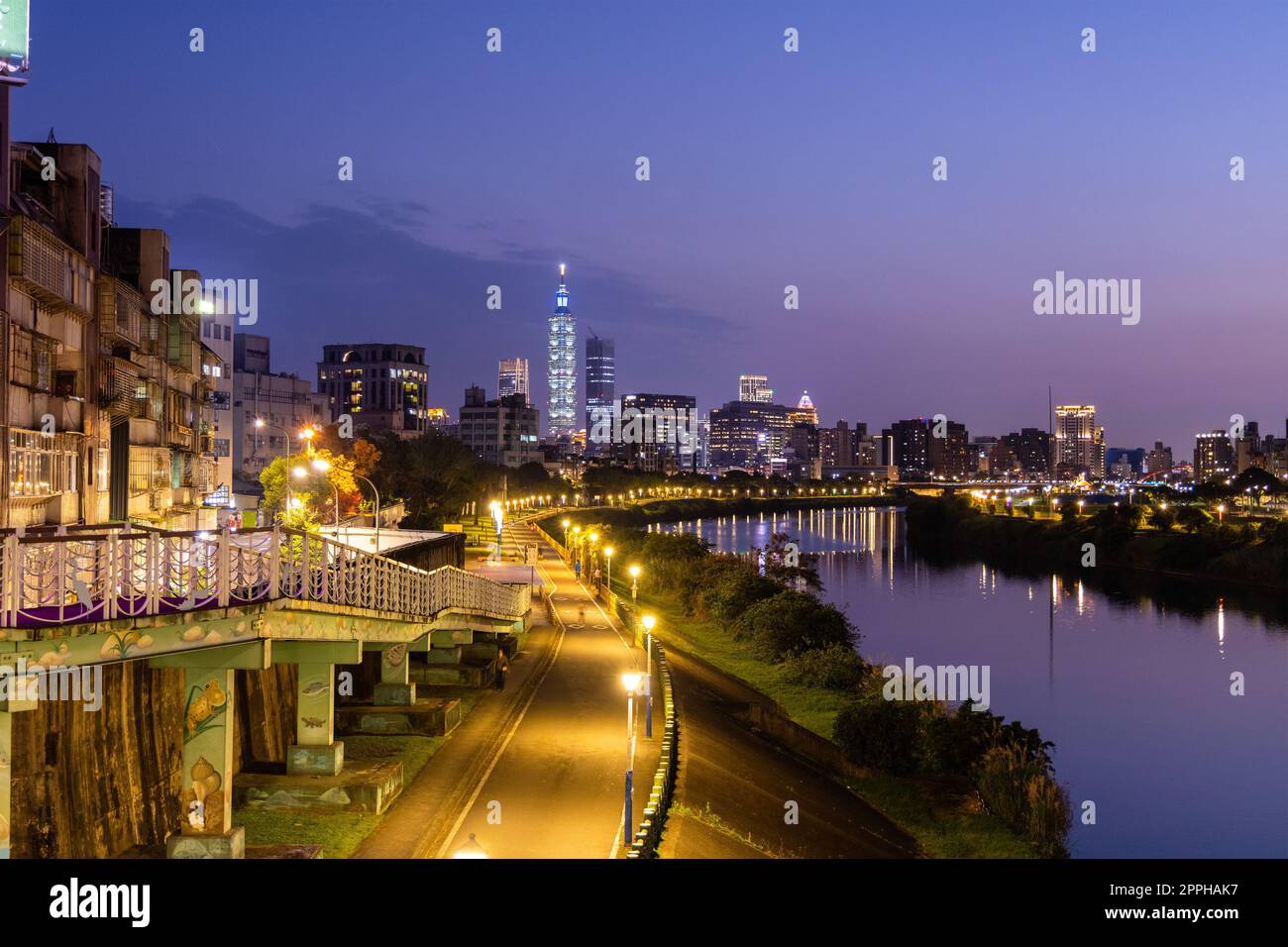 Die Skyline von Taipeh bei Nacht Stockfoto