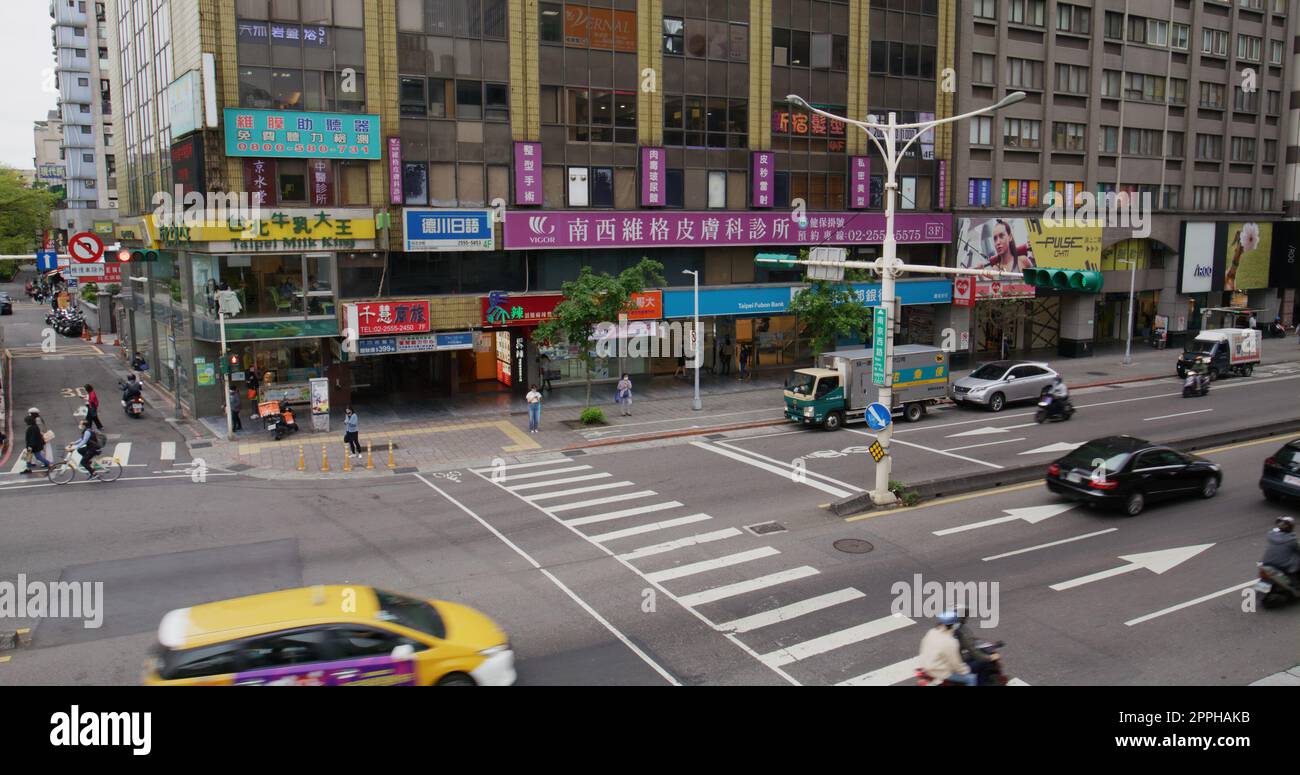 Taipei, Taiwan, 30. März 2022: Taipeh City Street im Bezirk Zhongshan Stockfoto