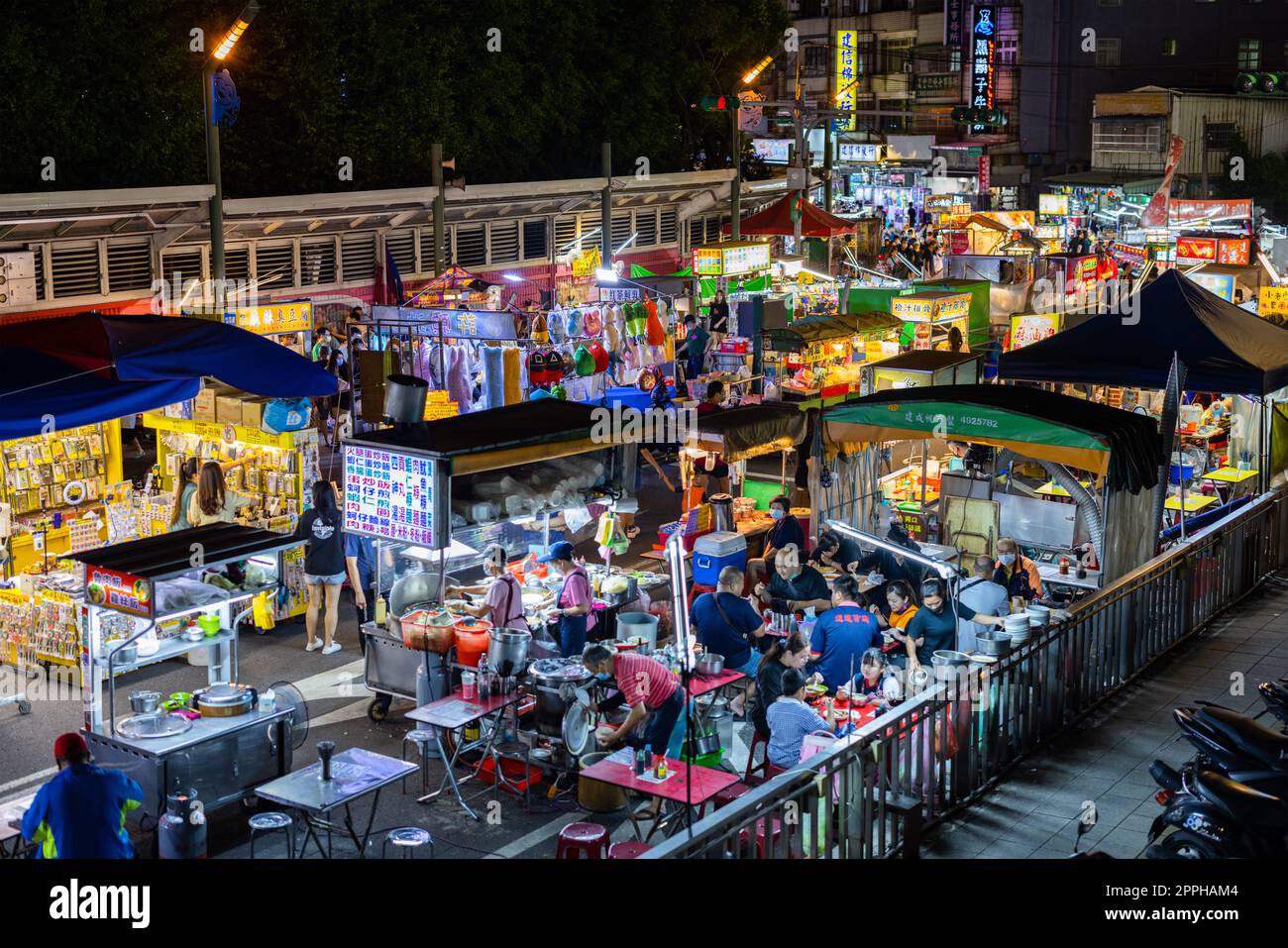 Zhongli, Taiwan 20. Juni 2022: Zhongli Street Market in Taiwan Night Stockfoto