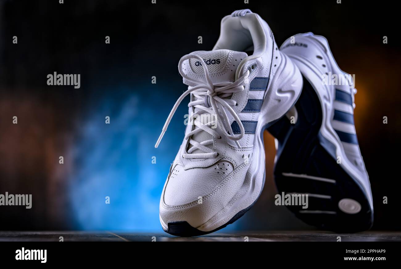 Ein Paar Adidas Sportschuhe Stockfoto
