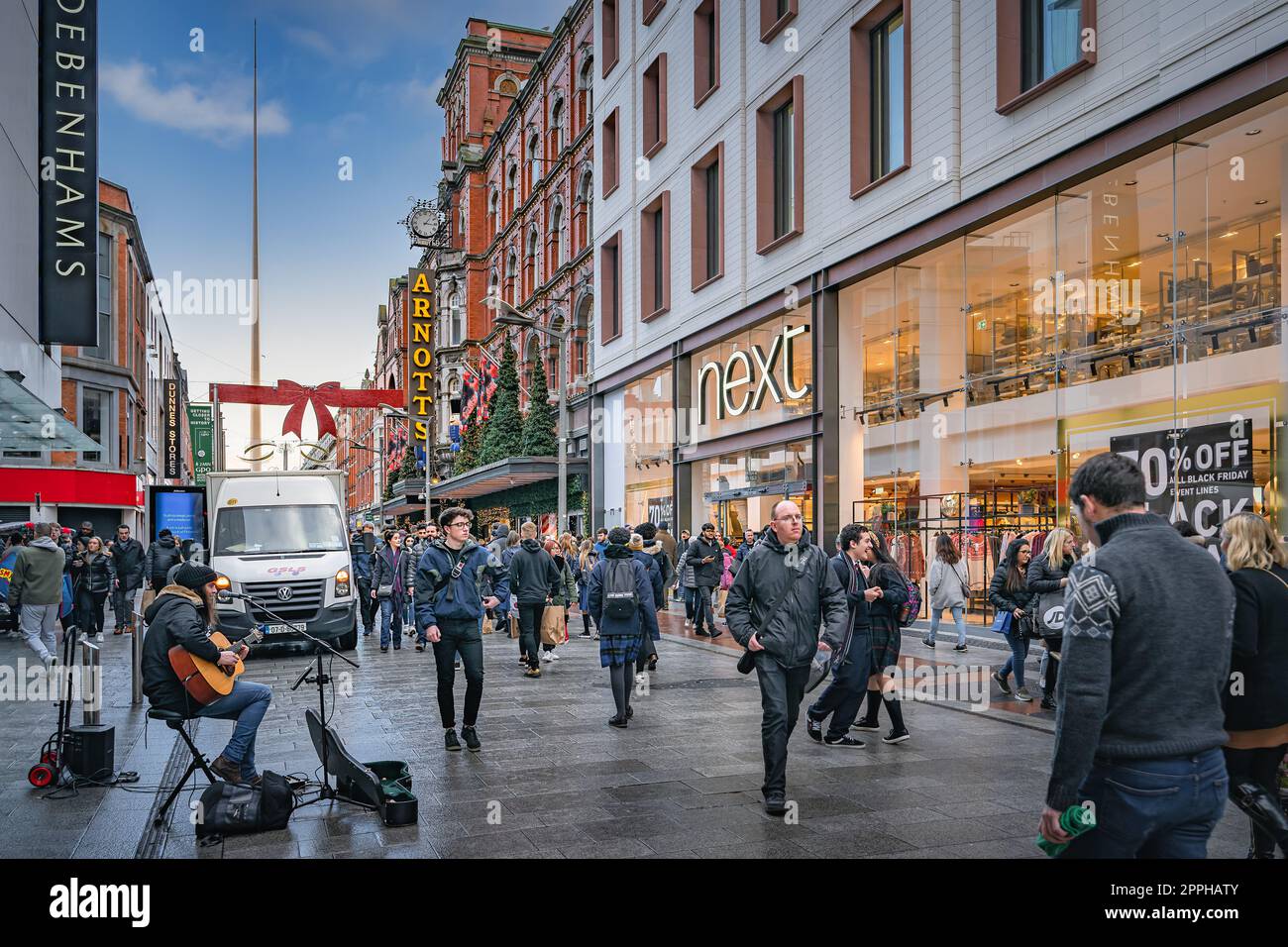 Henry Street dekoriert für Weihnachten mit Menschen in festlicher Stimmung. Irland Stockfoto