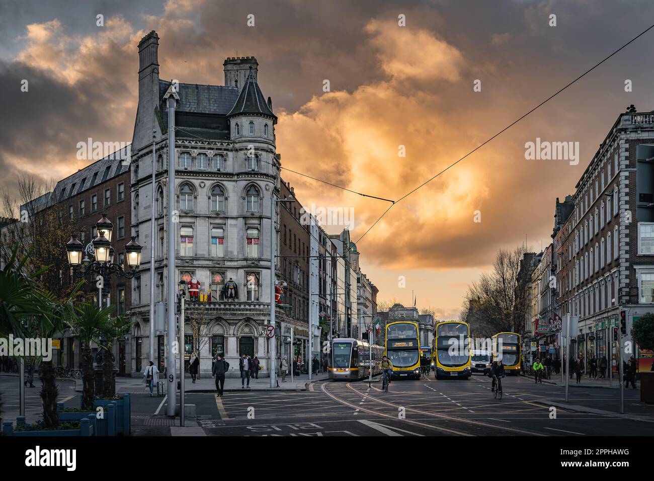 Am frühen Morgen, Sonnenaufgang, auf der geschäftigen OConnell Bridge mit Luas und Bus, Dublin, Irland Stockfoto