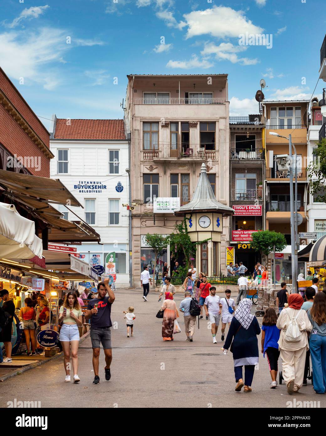 Uhrenturm am überfüllten Marktplatz auf der Insel Buyukada, eine der Prinzeninseln am Meer von Marmara, Istanbul, Türkei Stockfoto