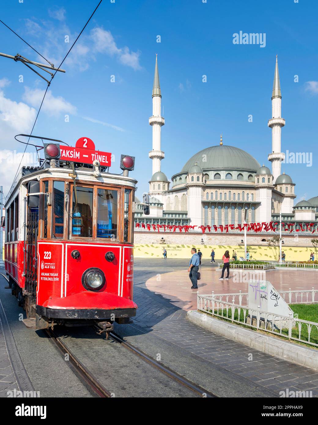Nostalgische rote Straßenbahn Taksim Tunel, oder Tramvay, mit Taksim-Moschee im Hintergrund, am Taksim-Platz, Istanbul, Türkei Stockfoto