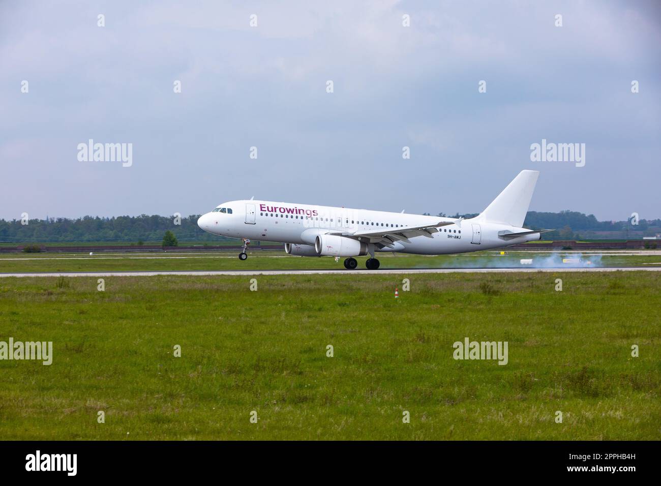 eurowings Flugzeug landet in stuttgart Stockfoto