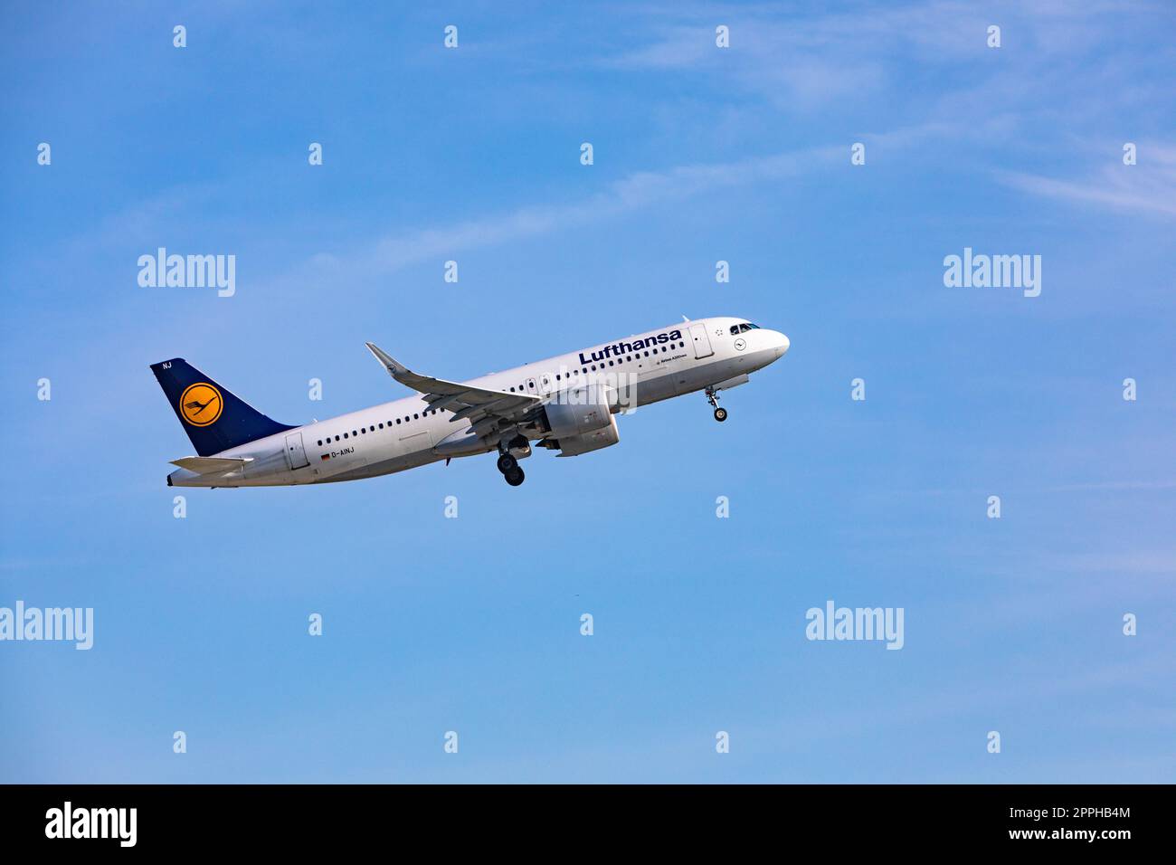 lufthansa Jet verlässt den Flughafen Stockfoto