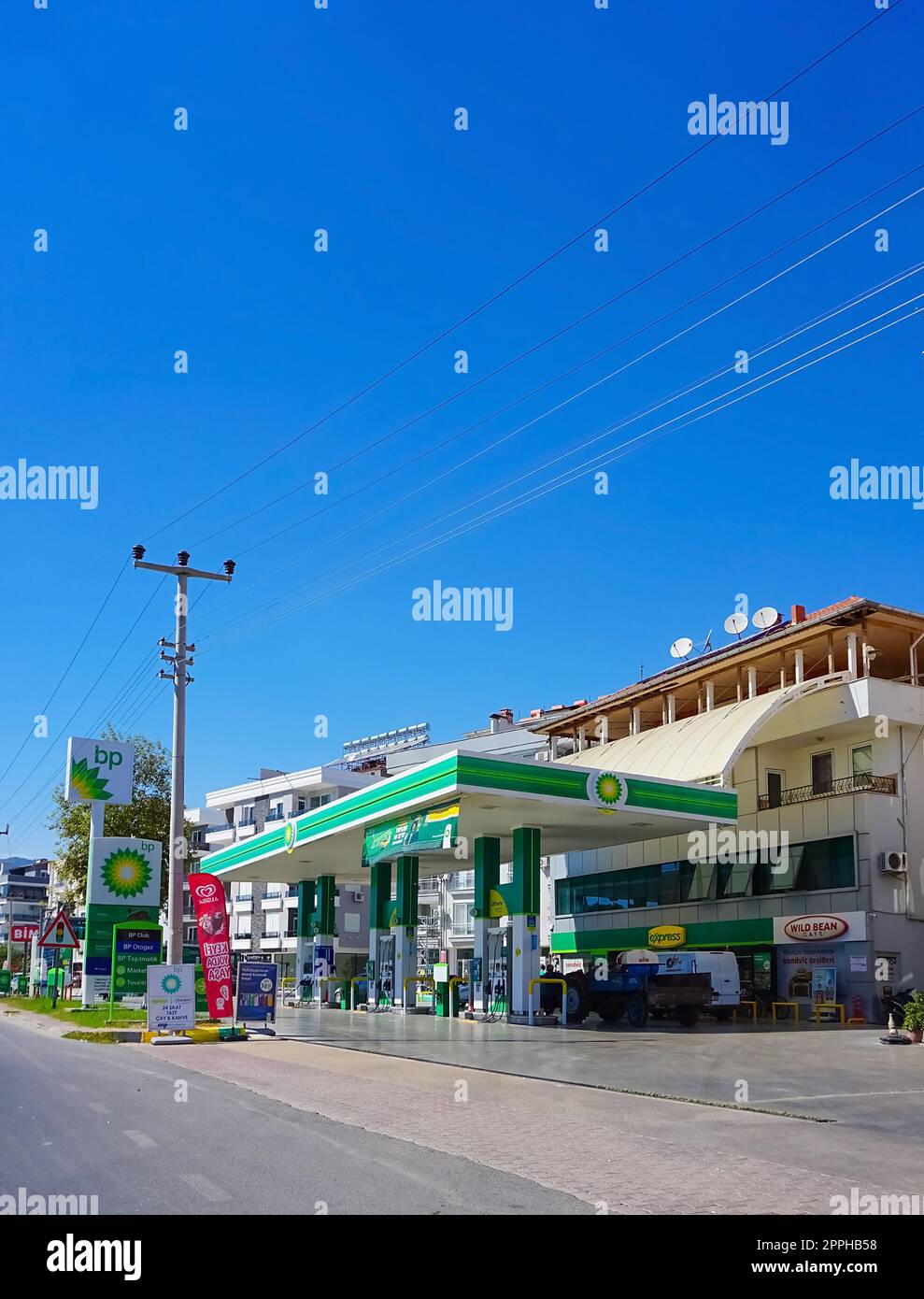 Marmaris, Türkei - 21. September 2022: British Petroleum Tankstelle Stockfoto Marmaris, Türkei - 21. September 2022: British Petroleum Tankstelle Stockfoto