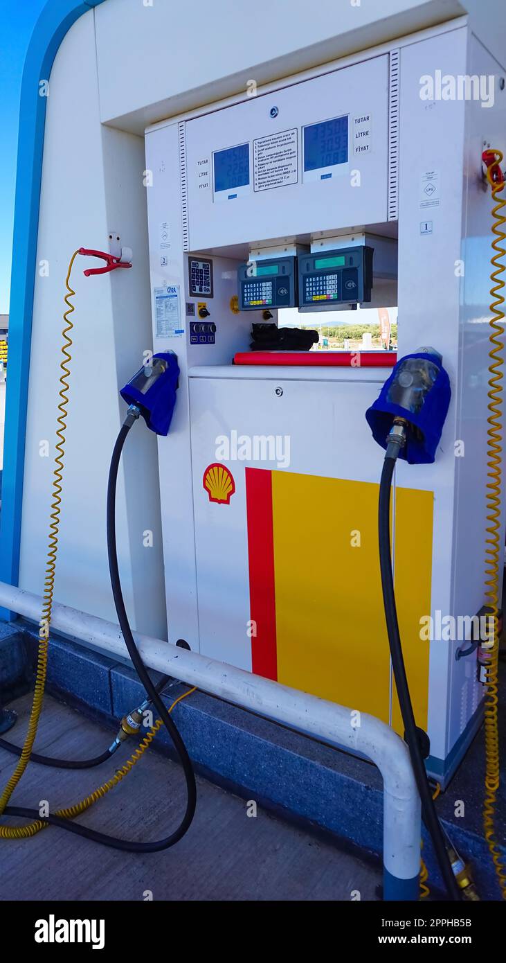 Marmaris, Türkei - 23. September 2022: Fülldüsen an einer Shell-Tankstelle. Stockfoto