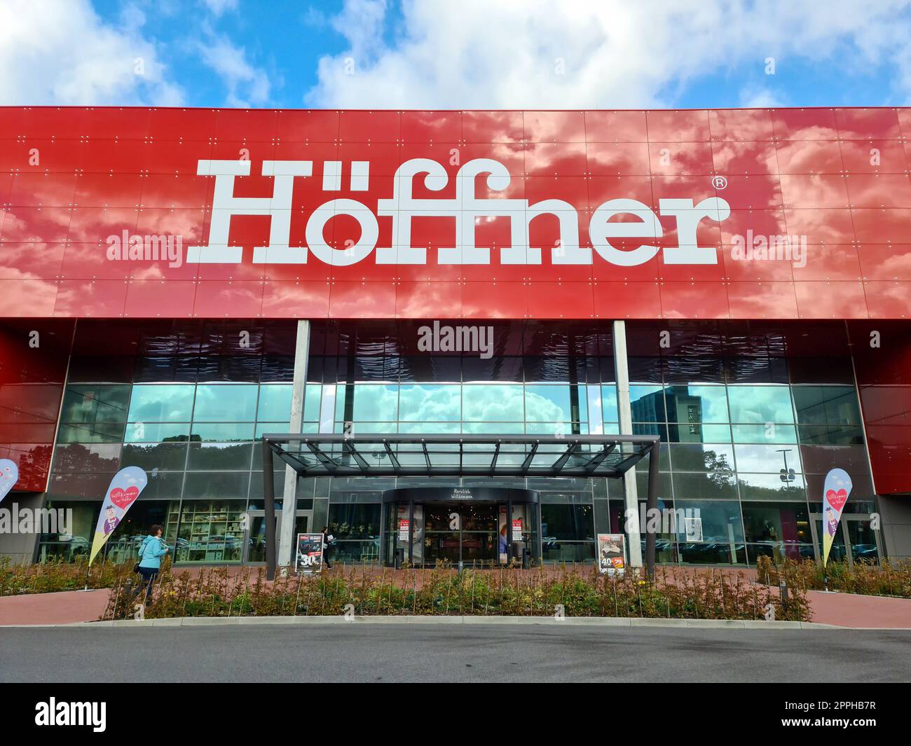 Kiel, Deutschland - 16. Oktober 2022: Eingang der deutschen Möbelverkaufskette Hoeffner. Stockfoto