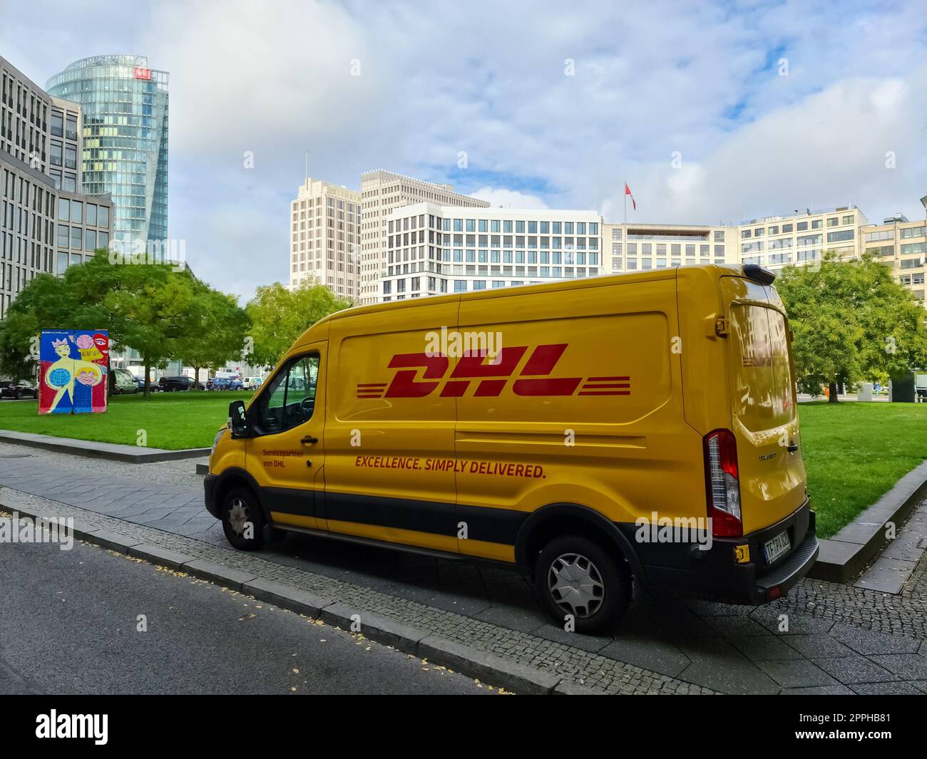 Berlin, Deutschland - 16. Oktober 2022: Ein gelber Lieferwagen der Firma DHL parkt auf den Straßen Berlins. Stockfoto