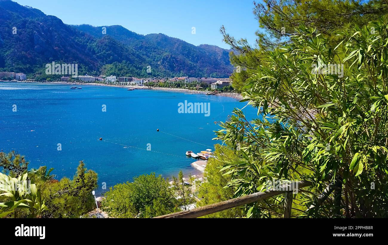 Blick auf den Icmeler Beach in Marmaris Town. Sommerlandschaft an der Mittelmeerküste in der Türkei. Stockfoto