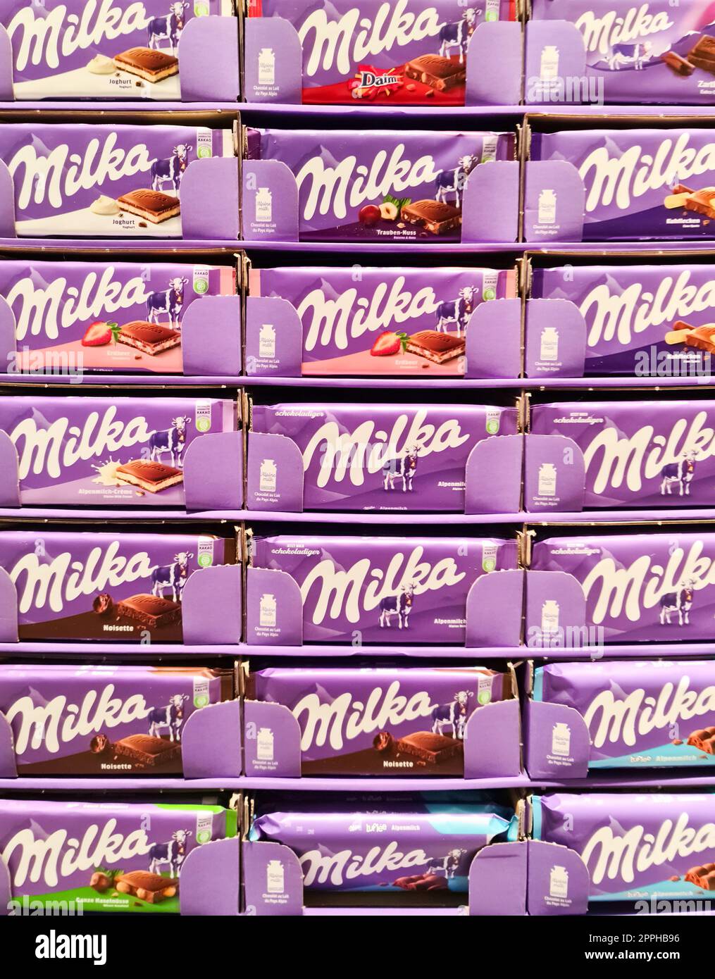 Kiel, Deutschland - 16. Oktober 2022: Ausstellung mit verschiedenen Arten von Schokolade aus der Milka Company in einem Supermarkt. Stockfoto