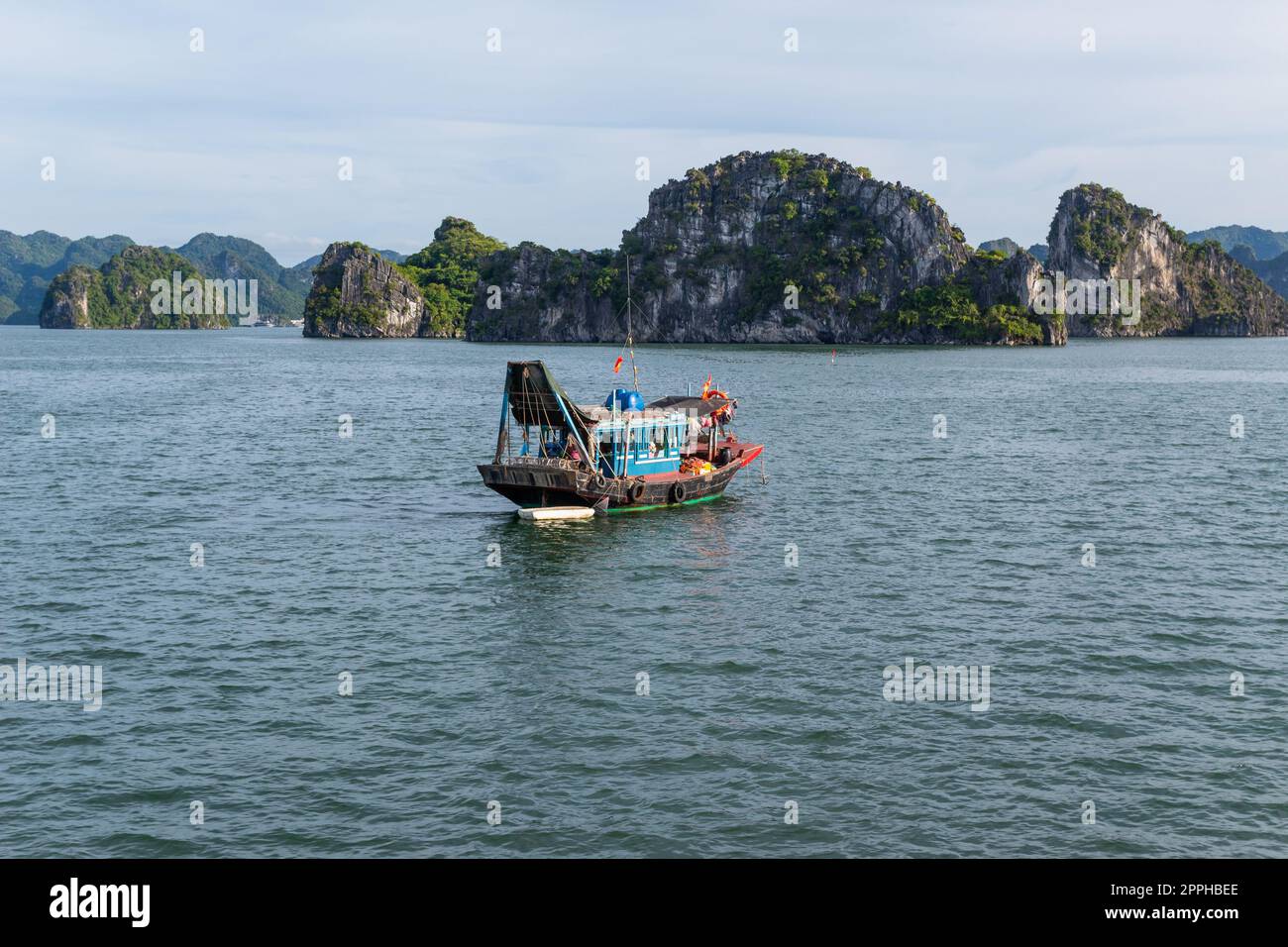 Boot in der Halong-Bucht Stockfoto