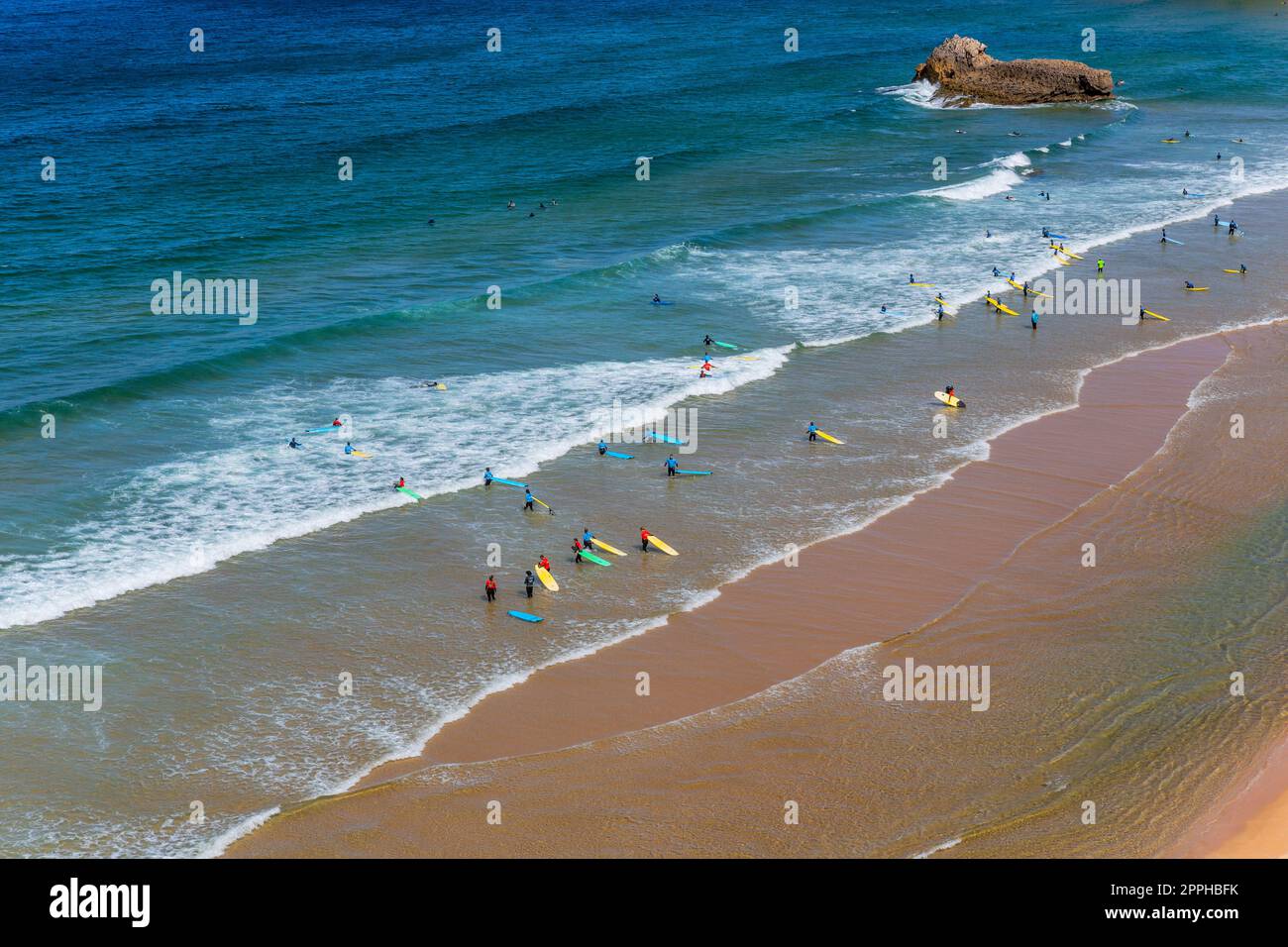 Blick auf Surfer am Sandstrand Stockfoto
